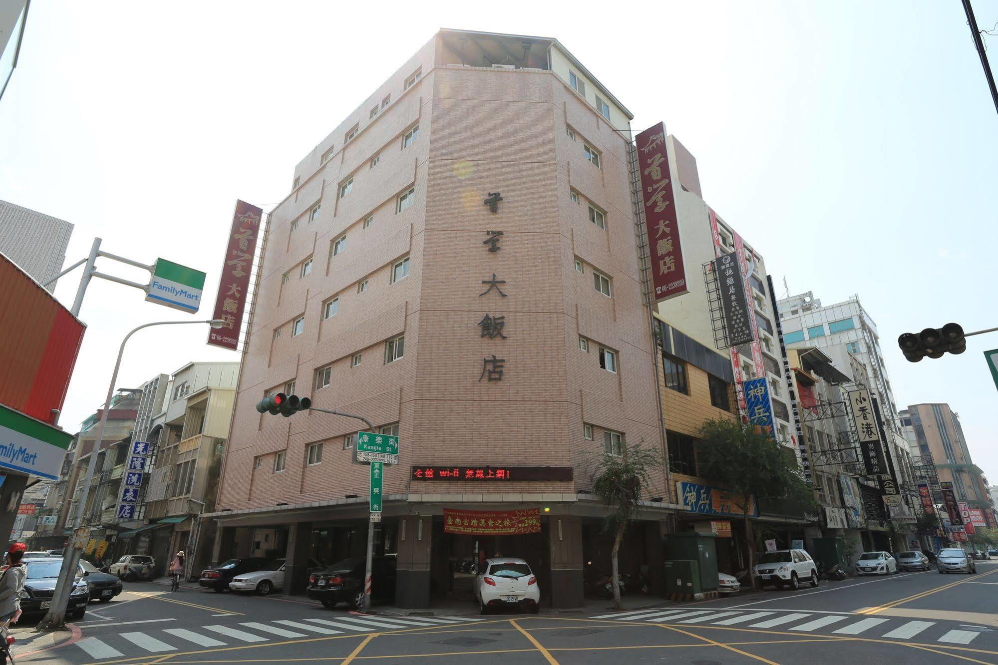 Trust Hotel Tainan Buitenkant foto